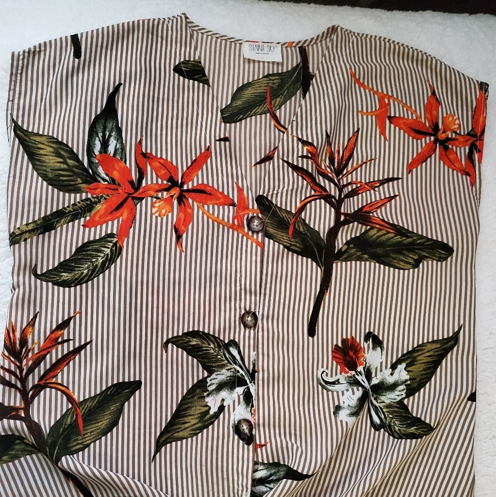🏷 MAKE AN OFFER!!  Sleeveless blouse